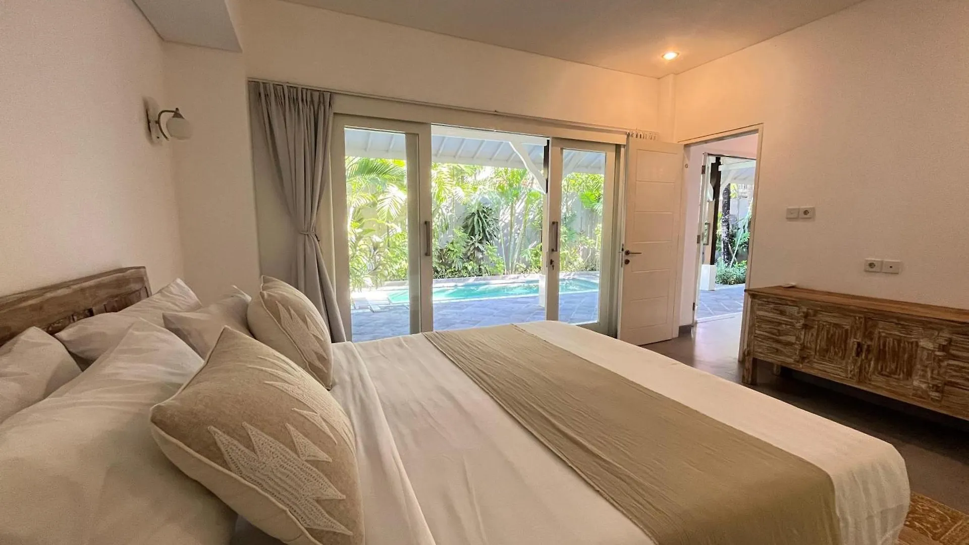 Prada Living Private Villas Seminyak - 2&3Br 0*, Σεμινιάκ